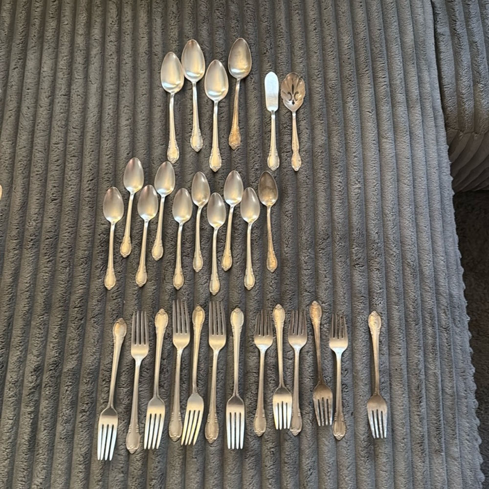 IS International Silver Remembrance silver-Plated 29 piece Flatware Set